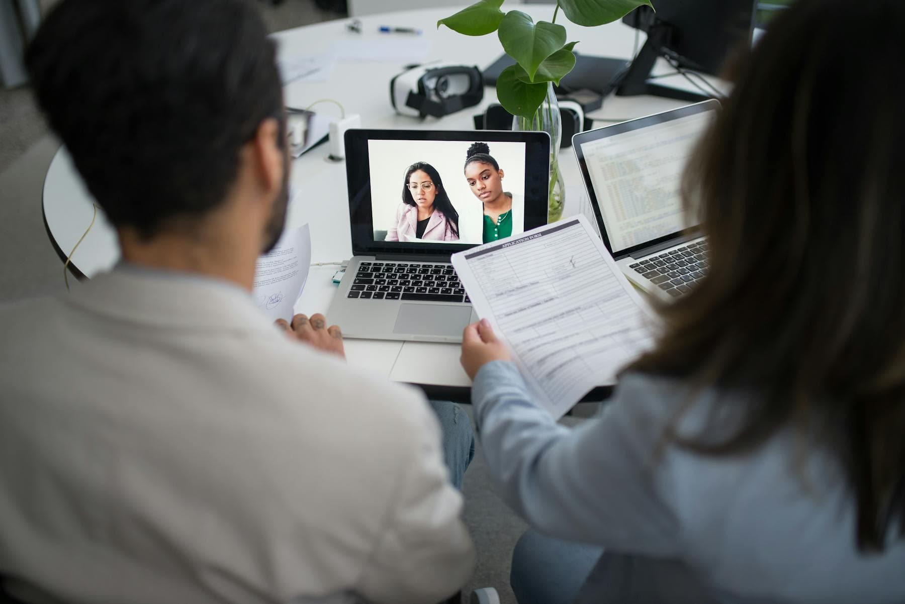 Equipo ejecutivo revisando una entrevista de reclutamiento en video